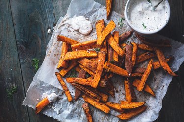 Frites de Patates Douces aux Epices Cajun et Sauce Yaourt et Aneth