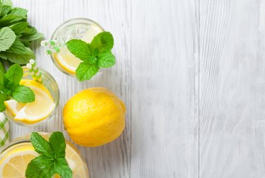 Lemonade with lemon, mint and ice