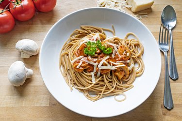 wholemeal selenium-rich spaghetti with sauce of tomatoes, mushrooms and parmes